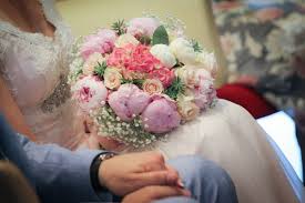 La location, gli addobbi, gli abiti degli sposi, la musica.in un matrimonio fai da te scegliere una location i soliti addobbi floreali possono essere sostituiti con addobbi fai da te come fiori di carta, candele, lanterne. 7 Bouquet Fai Da Te Con Stoffa Perle Marshmallow E Glamelia