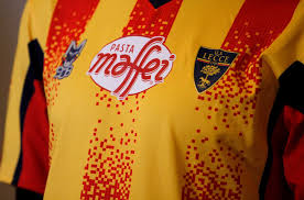 La società giallorossa ha deciso di omaggiare il suo vice capitano prima del fischio d'inizio del match odierno. Il Gesto Di Meccariello Una Maglia All Asta Per Beneficenza Calcio Lecce