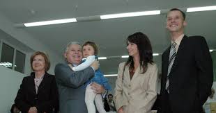 Marta Kaczyńska na spacerze z nowym przyjacielem. Bliscy pełni obaw! -  pomponik.pl