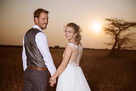 Das besondere an dem pforzheimer kurs ist die strikte ausrichtung auf die praxis. Bauer Sucht Frau Fotos Der Hochzeit In Namibia Von Gerald Anna Bildderfrau De