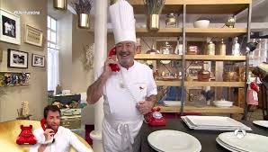 Además cuenta con la colaboración de eva arguiñano y sus deliciosos postres, la cocina original y sencilla de joseba arguiñano y la alta. Video Karlos Arguinano En Tu Cocina La Divertida Ronda De Chistes Entre Karlos Arguinano Y Pablo Motos