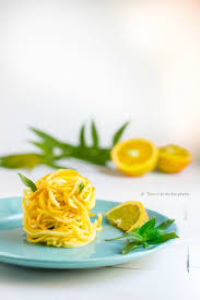 Spaghetti di zucchine giallo zafferano. Spaghetti Di Zucchine Gialle Raw Vegan Gluten Free Ricetta Semplice