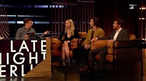 Wie reagieren sie, wenn sie etwas ganz anderes bekommen Late Night Berlin Mit Klaas Heufer Umlauf Video Sophie Turner Evan Peters Michael Fassbender Vom X Men Dark Phoenix Cast Zu Gast Bei Late Night Berlin Prosieben