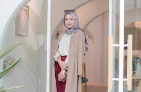 Kalau ingin fashion hijab yang santai, bisa coba lihat gaya dari gita savitri devi. Tampil Fashionable Saat Musim Hujan Ala Selebgram Hijab Indonesia Dengan Fashion Item Ini Kumparan Com