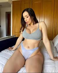 Neiva Mara, musa do OnlyFans, dá puxadinha sexy na calcinha e impressiona