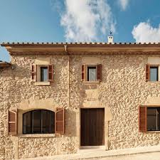 Las 10 casitas rusticas ideales para terrenos pequeños además vienen integrados con senderos en los que podrás disfrutar del campo, solo para hacer ver más lindo el diseño.sin importar el diseño que integres a tu vivienda, te invito a disfrutar de estás maravillosas 10 casas de campo que serán perfectas para formar la estructura. La Decoracion De Interiores De Una Casa Mallorquina Marcada Por Un Estilo Rustico Y Minimalista Foto 1