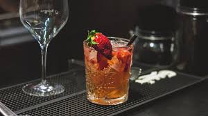 Lo spritz hugo è considerato ormai tra i più classici cocktail da aperitivo: Cocktail Kojak La Ricetta Del Drink Da Aperitivo Che Mandera In Pensione Spritz E Hugo Wine Dharma