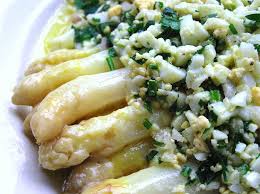 Si vous voulez changer des asperges/vinaigrette cette recette va vous plaire. Asperges A La Flamande Recette Traditionnelle Belge D Asperges Aux Oeufs Et Aux Herbes