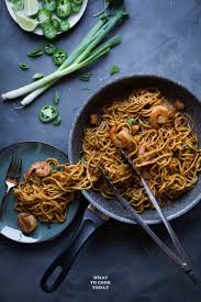 Biasanya buffet yang menjual mie goreng atau mie rebus pasti menggunakan mie ini. Easy Seafood Mee Goreng Seafood Fried Noodles