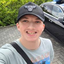 Hat jemand heute gegen 12:00 Uhr zufällig auch die Eskorte der Feldjäger  gesehen und konnte davon ein Foto machen? Es waren schätzungsweise 8-10  Motorräder der Feldjäger in Keilform (V-Form), dahinter zwei schwarze