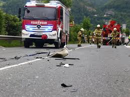 Der unfall forderte ein todesopfer. Hallein Lkw Reisst Bei Crash Lieferwagen Auf Salzburg24