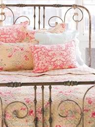 Antique Bed With Country Quilt Bedding Pink Shabby Chic Bedroom Shabby Chic Bedrooms Chic Bedroom