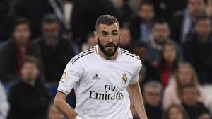 .karim benzema, touché en haut du genou droit, et l'entrée d'olivier giroud, auteur d'un doublé. Benzema Assume Son Tacle A Giroud J Ai Dit La Verite Tout Simplement