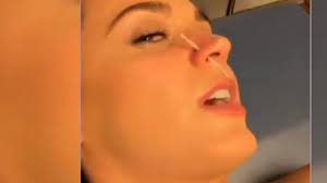 Ein teen mit tattoos und nasenpiercing macht es vor der cam. Katy Perry Zeigt Nasenpiercing Video Autsch Katy Perry Zeigt Nasenpiercing Video Video Welt
