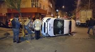 Meydana gelen trafik kazası yerine çok sayıda ambulans, polis ve itfaiye ekipleri sevk edildi. Istanbul Da Trafik Kazasi Iki Polis Memuru Yaralandi Son Dakika Haberleri