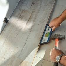 Realiser La Pose Flottante De Lames Stratifiees A Emboiter Pose Parquet Flottant Pose Parquet Pose Parquet Stratifie