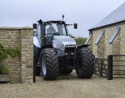 Jeremy charles robert clarkson, né le 11 avril 1960 à doncaster, est un présentateur et journaliste britannique spécialisé dans l'automobile. Clarkson S Farm New Amazon Series Exposes Jeremy Clarkson S Emotional Side Oxford Mail