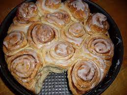 Alle zutaten gut miteinander vermengen, die zimtrollen stückchen unterheben, alles in eine 10 cm. Zimtrollen Kuchen Von Karaburun Chefkoch Lecker Backen Kochen Und Backen Rezepte Hausgemachte Zimtschnecken