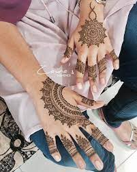 This mehndi design is perfect solution for those who are looking for mehndi design ideas for their hand's back side. Simple Mehndi Designs For Front Back Hand K4 Fashion