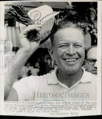 1966 Press Photo Golfer Roger McManus tips his hat at U.S. Amateur  Championship