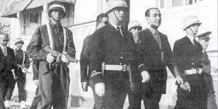 Devletin içine düştüğü yok olma tehlikesinin korkunç derinliğini görmekten aciz olan zavallılar, elbette ciddi ve hakiki çareyi görmemek için gözlerini yumarlar. 27 Mayis Darbesi Cia Belgelerinde Onlar Biliyordu