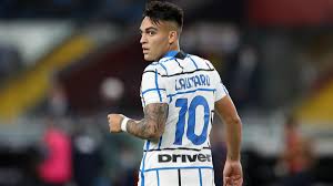 Esordisce nel calcio professionistico con la maglia del racing club, con cui gioca dal 2015 al 2018, facendosi notare a livello internazionale.nel 2018 viene acquistato dall'inter, con cui in tre. Lautaro Martinez Casts Doubt Over Long Term Inter Future As Com