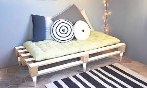 Diy Fabriquez Une Banquette En Palette Meuble En Palette Petit Budget 18h39 Fr Terrasse Diy Sofa Diy Furniture Et Funky Furniture
