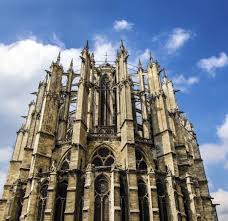 Public parking is available nearby and is free from 12:00 until 14:00 and from 18:00 until 19:00. Beauvais Cathedrale Saint Pierre De Beauvais Le Guide Vert Michelin
