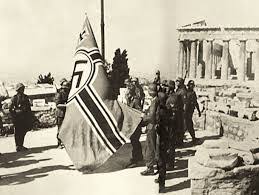 Ελεύθερη Αθήνα. Οι Γερμανοί κατεβάζουν τη σβάστικα από την Ακρόπολη και τελειώνει η μαύρη νύχτα της κατοχής. Ποιος ανέλαβε την διοίκηση της πόλης - ΜΗΧΑΝΗ ΤΟΥ ΧΡΟΝΟΥ