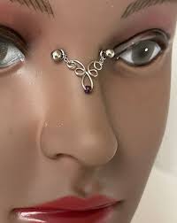 Piercing al ponte con perlina in resina viola