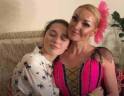 Девушка выбрала для праздника длинное платье оливкового оттенка. Doch Volochkovoj V Bikini Predemonstrirovala Svoyu Figuru V Turcii