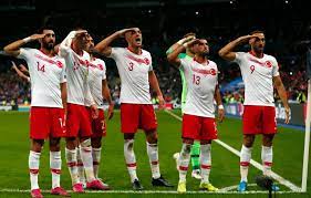 De nederlandse voetbalvelden kregen zaterdagavond af te rekenen met stevige sneeuwval en ook in turkije werd er gespeeld op een wit tapijt. Erdogan Steunt Saluut Turkse Internationals Natuurlijk En Vanzelfsprekend Buitenlands Voetbal Ad Nl