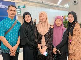 Barisan pelakon dia menantu rahsia akasia tv3 lakonan ashraf muslim, raysha rizrose, syazuwan hassan, mona allen, aisya hasnaa, reza hasbi, afzan a.rahman, annie arifin, fazlina ahmad daud, ridzuan hashim, wilma muhammad dan ramai lagi. Menjadi Tetamu Allah Ini Dia 10 Selebriti Popular Tunai Haji Tahun Ini Khalifah Media