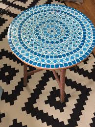Einen Mosaik Tisch Selber Basteln Ist Ganz Einfach In 2020 Mosaik Gartentisch Mosaik Kunstfliesen