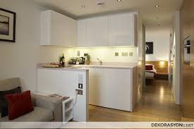 Hem modern hem de şık bir görünüm elde etmenizi sağlayan açık mutfaklar, artık ülkemizde de sıklıkla tercih ediliyor. Pembe Tezgahli Minik Beyaz Mutfak Ev Dekorasyonu