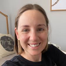 Meet the many faces of Tess at mat Pilates: 1. The Tess who forgot to tie  her hair up before class 💁🏻‍♀️ 2. The standard half up bun Tess 👌🏼 3.  The