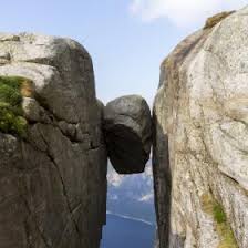Kjeragbolten is a boulder on the mountain kjerag in sandnes municipality in rogaland county, norway. Wanderung Zum Kjerag Entfernung Packliste Wetterbericht Kjeragbolten
