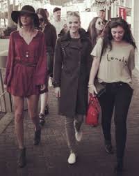 Stylish Crew Taylor Shows Off Legs In Catalina With Lorde Jaime King Taylor Swift Squad Taylor Swift Jaime King