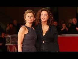She was 14 years old when she starred in divorce italian style as angela, the cousin and love interest of ferdinando, played by marcello mastroianni. Amanda E Stefania Sandrelli In Io E Mamma Youtube