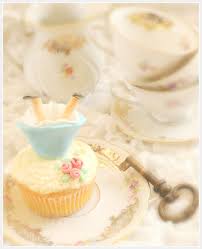 Alice in wonderland cupcakes & 10 tips for cupcake decorating from planet cake! Diy Alice In Wonderland Edible Cupcake Toppers Party Ideas Party Printables Blog