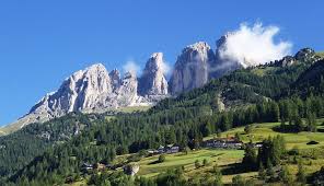 La val di fassa è il luogo ideale per le vostre vacanze proprio in ogni stagione! Through The Duron Valley To The Fassa Ridge Trentino Italy