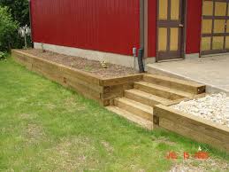 Retaining walls keep soil on the side of a building while that the other side of the wall has a lower timber retaining walls also possess the ability to be modified into any shape, or design which is difficult with concrete and stone walls. Wood Retaining Wall Design Example Retainingwallideas Mur De Soutenement Idees Exterieures Exterieur
