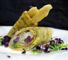 Krauterpfannkuchen Mit Spargel Und Gebeizter Lachsforelle Krauterpfannkuchen Lebensmittel Essen Spargel Vorspeise