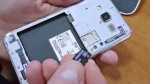 Cara pasang kartu memori samsung j5. Galaxy J5 How To Insert Micro Sd Card Youtube
