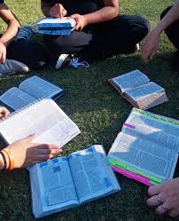 Um estudo do Barna Group revelou uma mudança inesperada nos Estados Unidos: os homens da Geração Z estão voltando às igrejas em número maior que os das gerações anteriores, indicando um possível