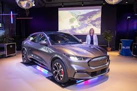 Notre Journaliste Agnes Lasbarreres Vous Fait Decouvrir Le Nouveau Suv Electrique Ford Mustang Mach E Video In 2020 Ford Mustang Mustang Ford