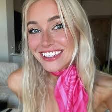 Lacey Hooser's Instagram, Twitter & Facebook