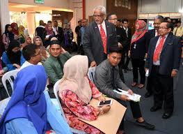 Semua maklumat hendaklah disusun dan dimasukkan kedalam sampul surat dengan mencatatkan nama jawatan yang dipohon di penjuru atas sebelah kiri sampul surat dan dihantarkan. Kerajaan Sasar 30 000 Tenaga Pengajar Tvet Tahun Depan Utusan Borneo Online