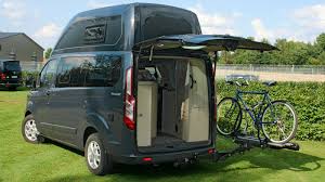 La Tendance Est Au Fourgon Plus Petit Plus Compact Et A Toit Sureleve Qui Remplace Efficacement La Voiture Fa Porte Velo Voiture Voiture Familiale Porte Velo