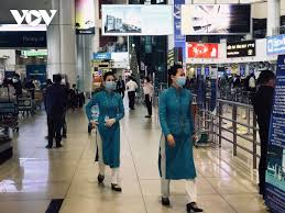 Một lượng lớn tàu bay vẫn phải niêm cất, nằm dài trên các sân đỗ, trong khi các đường bay quốc tế thường. Nwervzsrhmivsm